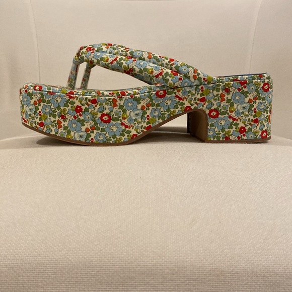 Jeffrey Campbell • Luau Green Floral Platform Flip Flop Sandals - Picture 2 of 7